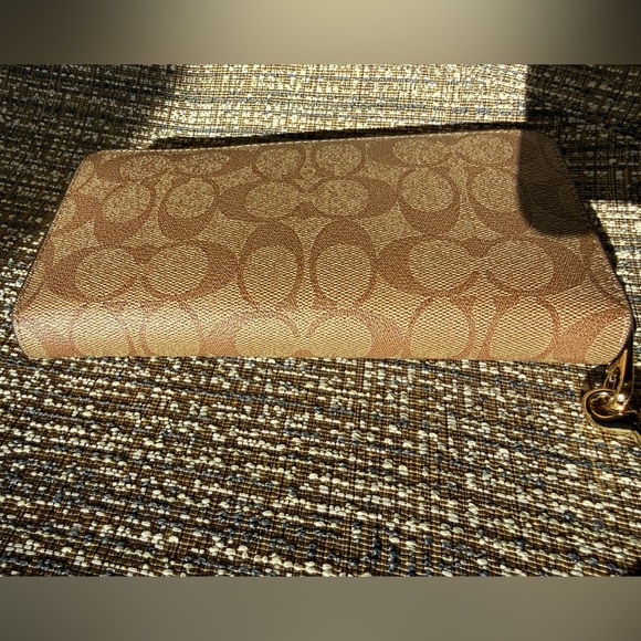 Coach x Peanuts Snoopy Patches Zip Around Accordion Wallet Wristlet - Picture 4 of 16